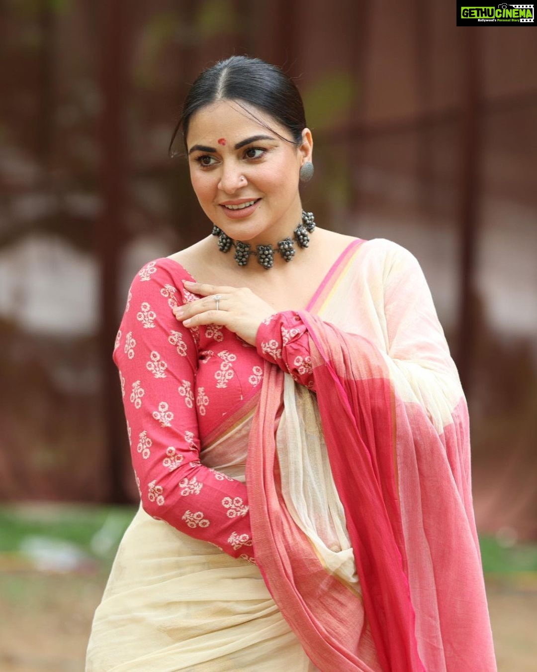Shraddha Arya Instagram - Zindagi Aur Kuch bhi Nahi Meri KB kahani hai 🤣❤️ #KundaliBhagya #Preeta Picture: @pappu.gupta.549
