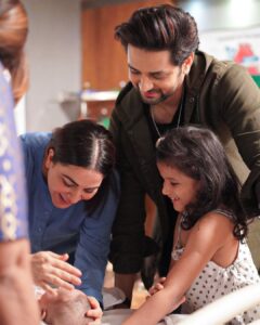 Shraddha Arya Instagram - Luthra’s 🥰

@sarya12 @shaktiarora @zeetv ❤️

#kundalibhagya ❤️