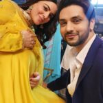 Shraddha Arya Instagram - Beware! Bump ahead… A 20year huge Bump in time ;) Stay tuned as it’s only gonna get bigger & better 😍 #kundaliBhagya @zeetv @shaktiarora