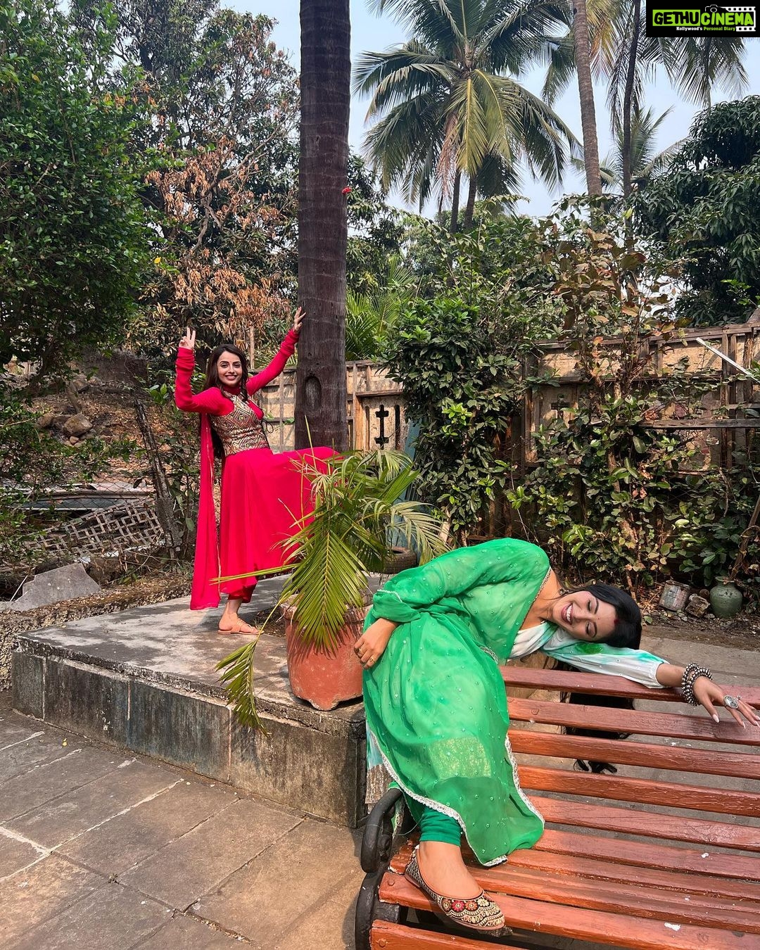 Shrenu Parikh Instagram - Friends with no benefits 🤣 . Woh mera dimag kharch karti hai main uska! . Tag ur mad friends too! . I nominate @chaudharybhaweeka in the race for bringing out the madness in me!