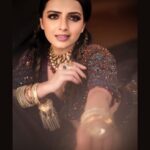 Shrenu Parikh Instagram - In Frame:- The Gorgeous @shrenuparikhofficial ♥️ . Shoot Concept:- @nehaadhvikmahajan @bridalsbynam . 💄MUA , Hair & Styling :- @nehaadhvikmahajan . MakeUp :- @myglamm . 📸:- @luvisrrani . 👗Outfit:- @sudhirbhaisareewala . 💍Jewellery:- @sanzanyjewels . Bangles & Kaleeras :- @omsons_bridal_store . #shrenuparikh #shrenuparikhofficial #makeup #ootd #nehaadhvikmahajan #makeupbyme💄 #nammakeovers #bride #to #be #bridal #look #bridalmakeupartist #destinationweddingmakeupartist #weddingmakeup #hair #hairstyling #nammakeovers #bollywood #television #makeupartist #mumbai #traveller #all #over #the #globe #bridesmaids