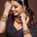 Shrenu Parikh Instagram - In Frame:- The Gorgeous @shrenuparikhofficial ♥️ . Shoot Concept:- @nehaadhvikmahajan @bridalsbynam . 💄MUA , Hair & Styling :- @nehaadhvikmahajan . MakeUp :- @myglamm . 📸:- @luvisrrani . 👗Outfit:- @sudhirbhaisareewala . 💍Jewellery:- @sanzanyjewels . Bangles & Kaleeras :- @omsons_bridal_store . #shrenuparikh #shrenuparikhofficial #makeup #ootd #nehaadhvikmahajan #makeupbyme💄 #nammakeovers #bride #to #be #bridal #look #bridalmakeupartist #destinationweddingmakeupartist #weddingmakeup #hair #hairstyling #nammakeovers #bollywood #television #makeupartist #mumbai #traveller #all #over #the #globe #bridesmaids