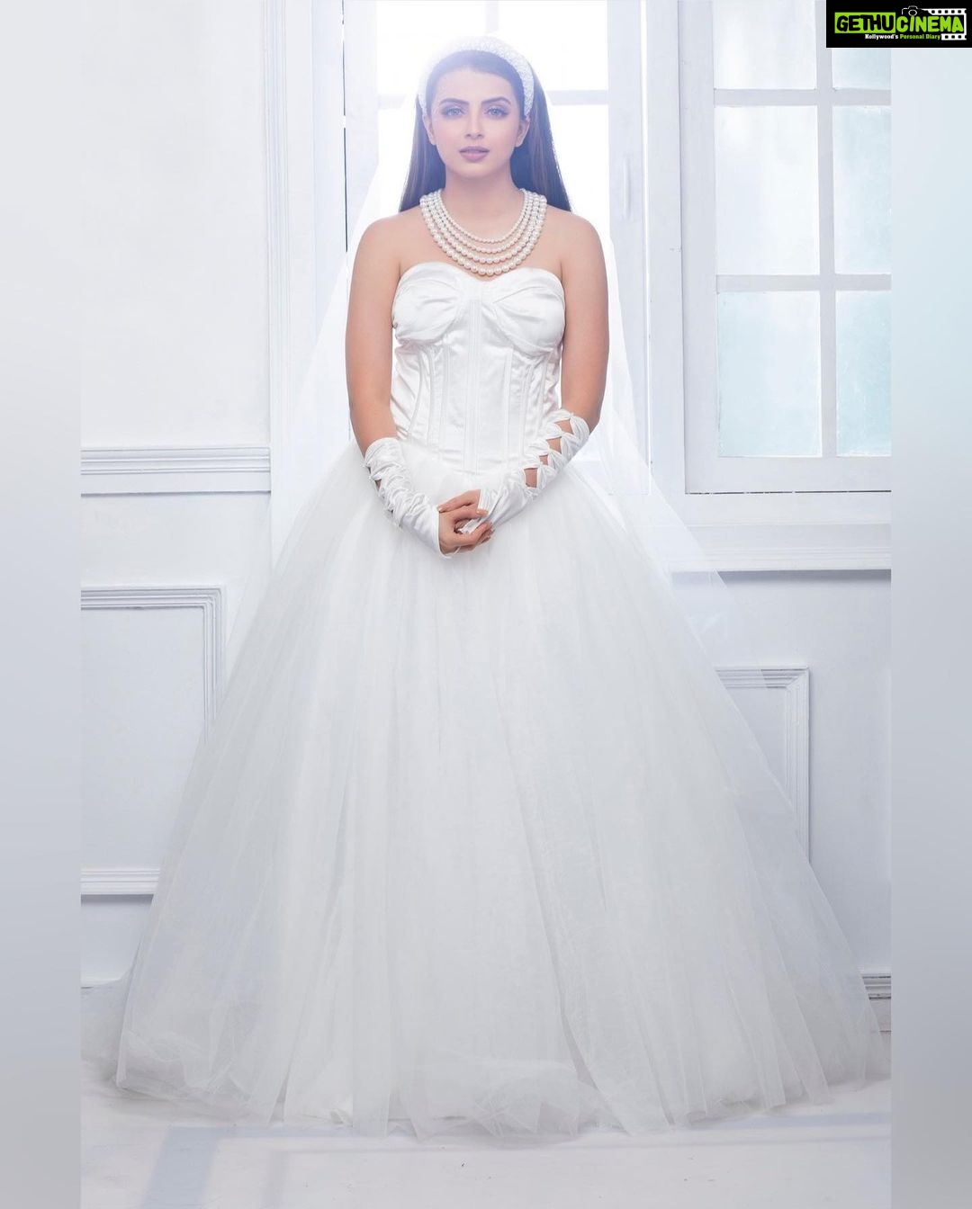 Shrenu Parikh Instagram - Your parcel has just arrived!! 👰🏻♀️ Shoot Concept:- @nehaadhvikmahajan @bridalsbynam . 💄MUA , Hair & Styling :- @nehaadhvikmahajan . MakeUp :- @myglamm . 📸:- @luvisrrani . 👗Outfit:- @pankh_studio . 💍Jewellery:- @anaash.in