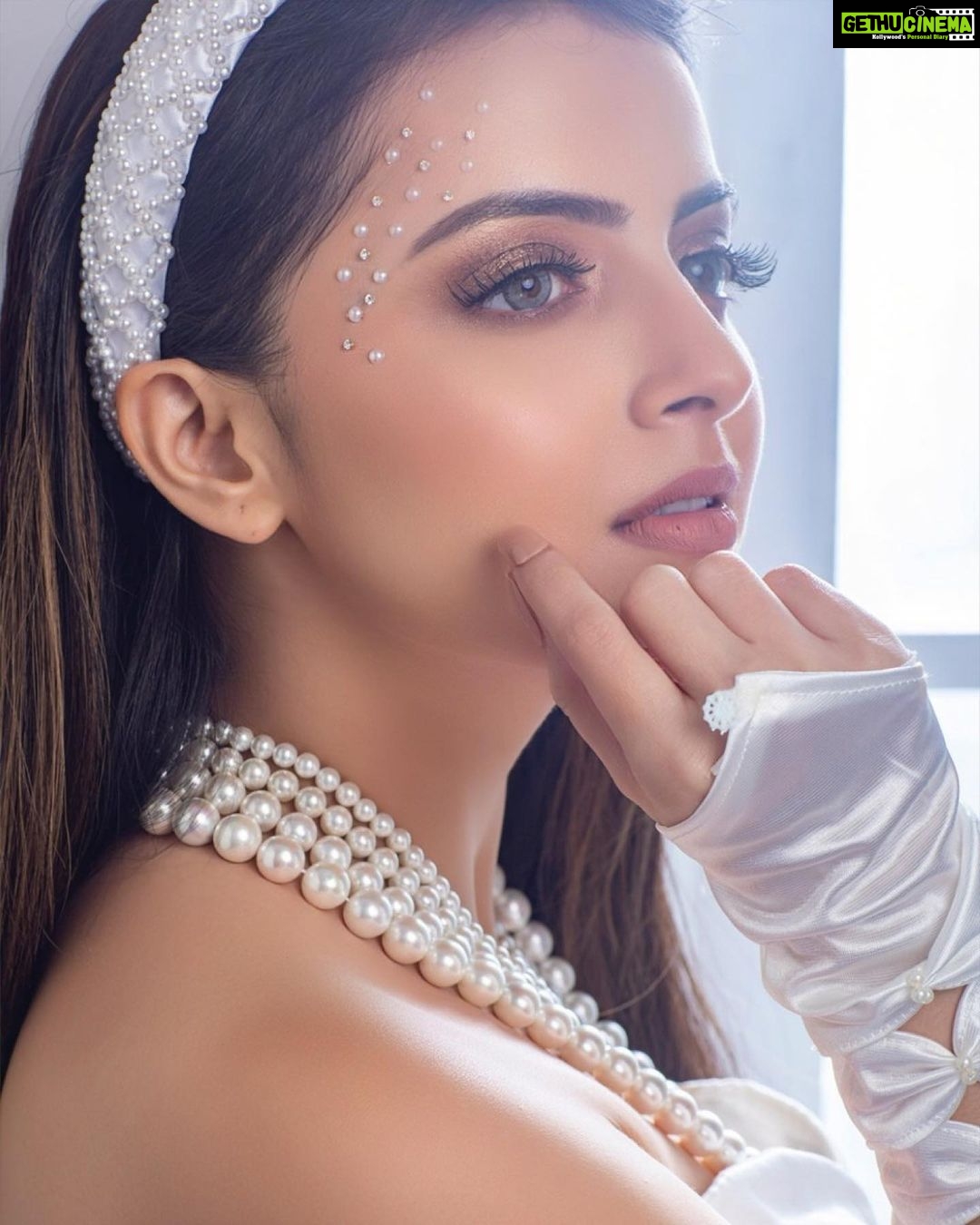 Shrenu Parikh Instagram - Presenting, My 3rd Celebrity Guest Of “MAGICAL MAKEOVERS” @sbsabpnews on The Very Beautiful:- @shrenuparikhofficial . Shoot Concept:- @nehaadhvikmahajan @bridalsbynam . 💄MUA , Hair & Styling :- @nehaadhvikmahajan . MakeUp :- @myglamm . 📸:- @luvisrrani . 👗Outfit:- @pankh_studio . Head Gear & Accesories :- @sonisapphire . 💍Jewellery:- @anaash.in . #shrenuparikh #shrenuparikhofficial #makeup #ootd #nehaadhvikmahajan #makeupbyme💄 #nammakeovers #bride #to #be #bridal #look #bridalmakeupartist #destinationweddingmakeupartist #weddingmakeup #hair #hairstyling #nammakeovers #bollywood #television #makeupartist #mumbai #traveller #all #over #the #globe #bridesma