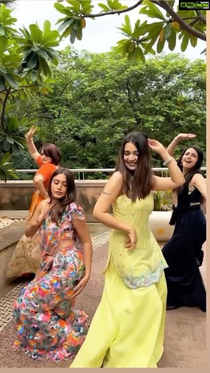 Shrenu Parikh Instagram - #trending #reel toh banti hai!! . @officialsurbhic @dearmansi @nehalaxmi_ . #girlsquad #instagood #reelitfeelit #shadi #friends #celebration