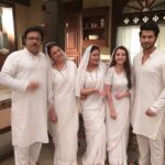 Shrenu Parikh Instagram - Safedi ki chamkaar!!! . We are all set to feature in some detergent ad! . @tanejanamish @ananyakhare1 @a_kapoor10 @smita.gupta_ @vorapratishofficial @vijaylaxmisingh27 baakiyo Ke tags pata karti hoon😅 . @amitmalik7726 sir (capt of the ship) #maitree @zeetv @sunshineproductionsofficial