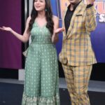 Shrenu Parikh Instagram - તમારી સાથે હસવા અને તમને હસાવવા આવી રહ્યો છે ફેમિલી કોમેડી શો #TheBakaBakudiComedyShow ફક્ત @shemaroome એપ પર. @ojasrawal @shrenuparikhofficial @tapan_a_bhatt @pratham_bhatt @pareshbhatt.official @monazmevawalla @preet_bharadia_official #TheBakaBakudiShow #ComedyShow #ComingSoon #shemaroome