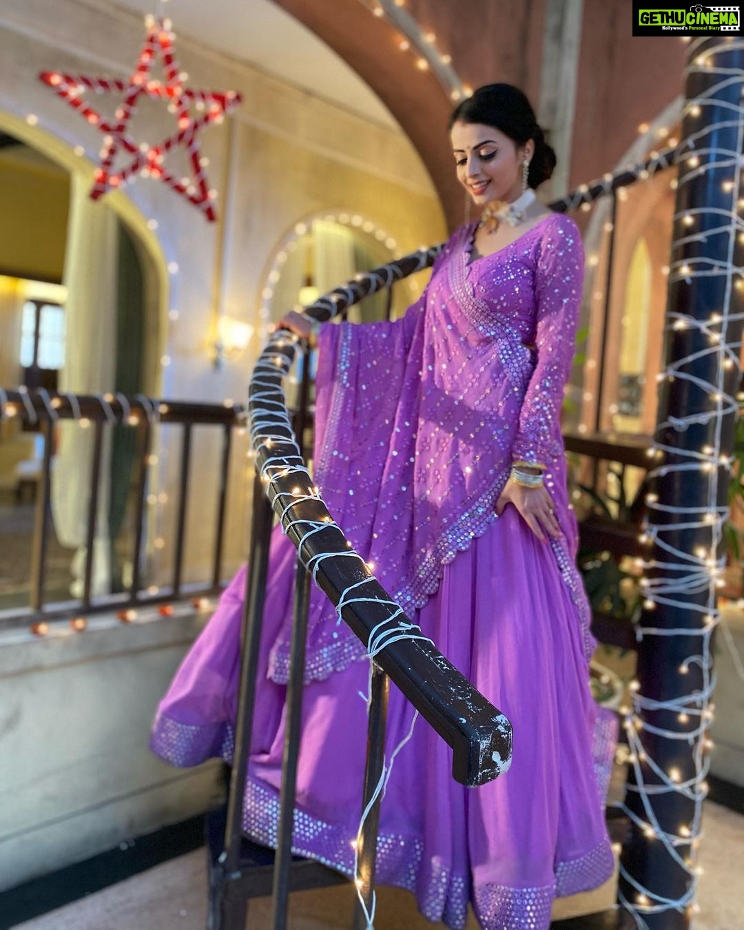 Shrenu Parikh Instagram - Just here to light up your day! ☂️ . #jaipur #diaries #shoot #life #genda #gharekmandir #homeawayfromhome #actorslife