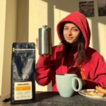 Shrenu Parikh Instagram - The super talented and celebrated actress @shrenuparikhofficial relishing her fave brew: Twilight from Coffee Sutra!✨ The star is best known for her role in a famous romantic dramas including Iss Pyaar Ko Kya Naam Doon, Ek Baar Phir and Ishqbaaz. We love how she is sipping some aroma and enjoying her breakfast.🤩 Join #coffeesutratribe and continue to grow and glow.🌟 . . . . . #coffeesutra #shrenuparikh #shrenuparikhofficial #coffeeonline #coffeeshop #coffee #coffeeholic #shrenu #shrenuparikhoffical #isspyaarkokyanaamdoon #ishqbaaz