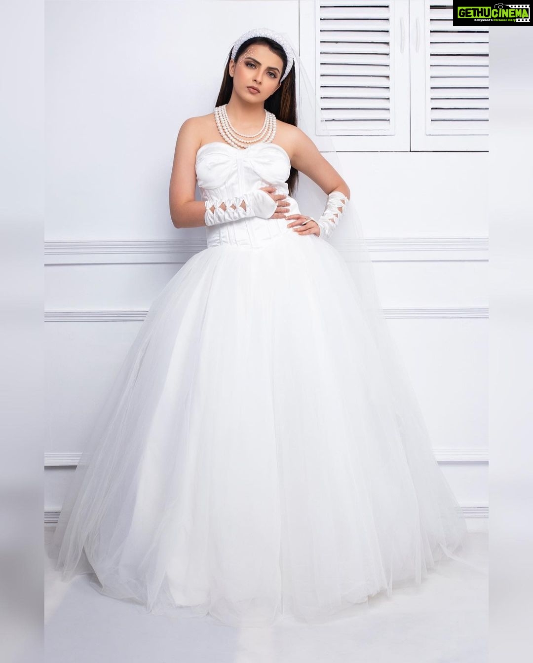 Shrenu Parikh Instagram - Your parcel has just arrived!! 👰🏻♀️ Shoot Concept:- @nehaadhvikmahajan @bridalsbynam . 💄MUA , Hair & Styling :- @nehaadhvikmahajan . MakeUp :- @myglamm . 📸:- @luvisrrani . 👗Outfit:- @pankh_studio . 💍Jewellery:- @anaash.in