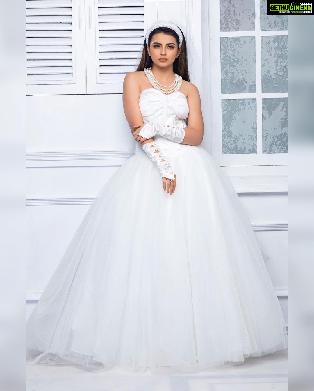 Shrenu Parikh Instagram - Your parcel has just arrived!! 👰🏻♀️ Shoot Concept:- @nehaadhvikmahajan @bridalsbynam . 💄MUA , Hair & Styling :- @nehaadhvikmahajan . MakeUp :- @myglamm . 📸:- @luvisrrani . 👗Outfit:- @pankh_studio . 💍Jewellery:- @anaash.in