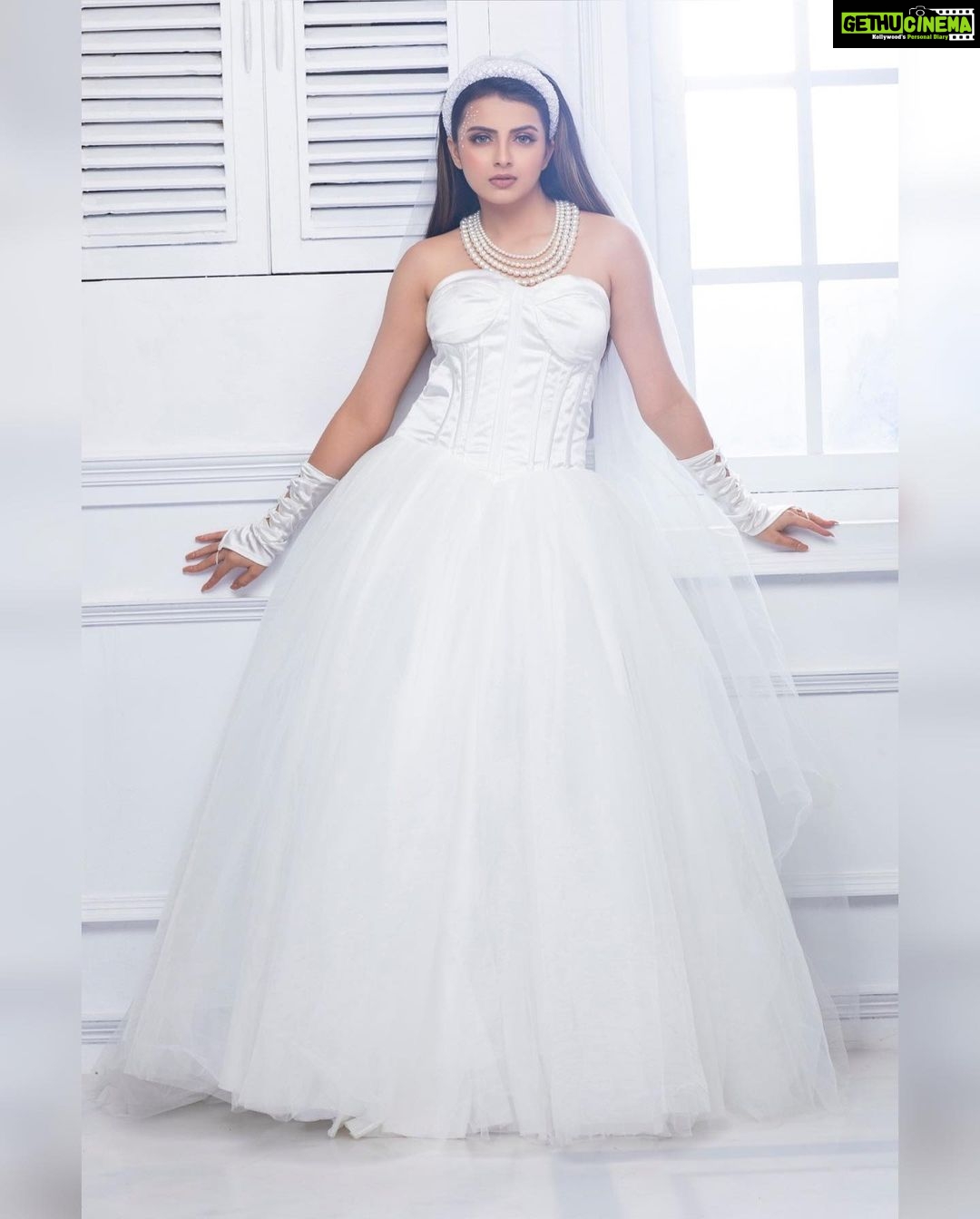 Shrenu Parikh Instagram - Your parcel has just arrived!! 👰🏻♀️ Shoot Concept:- @nehaadhvikmahajan @bridalsbynam . 💄MUA , Hair & Styling :- @nehaadhvikmahajan . MakeUp :- @myglamm . 📸:- @luvisrrani . 👗Outfit:- @pankh_studio . 💍Jewellery:- @anaash.in