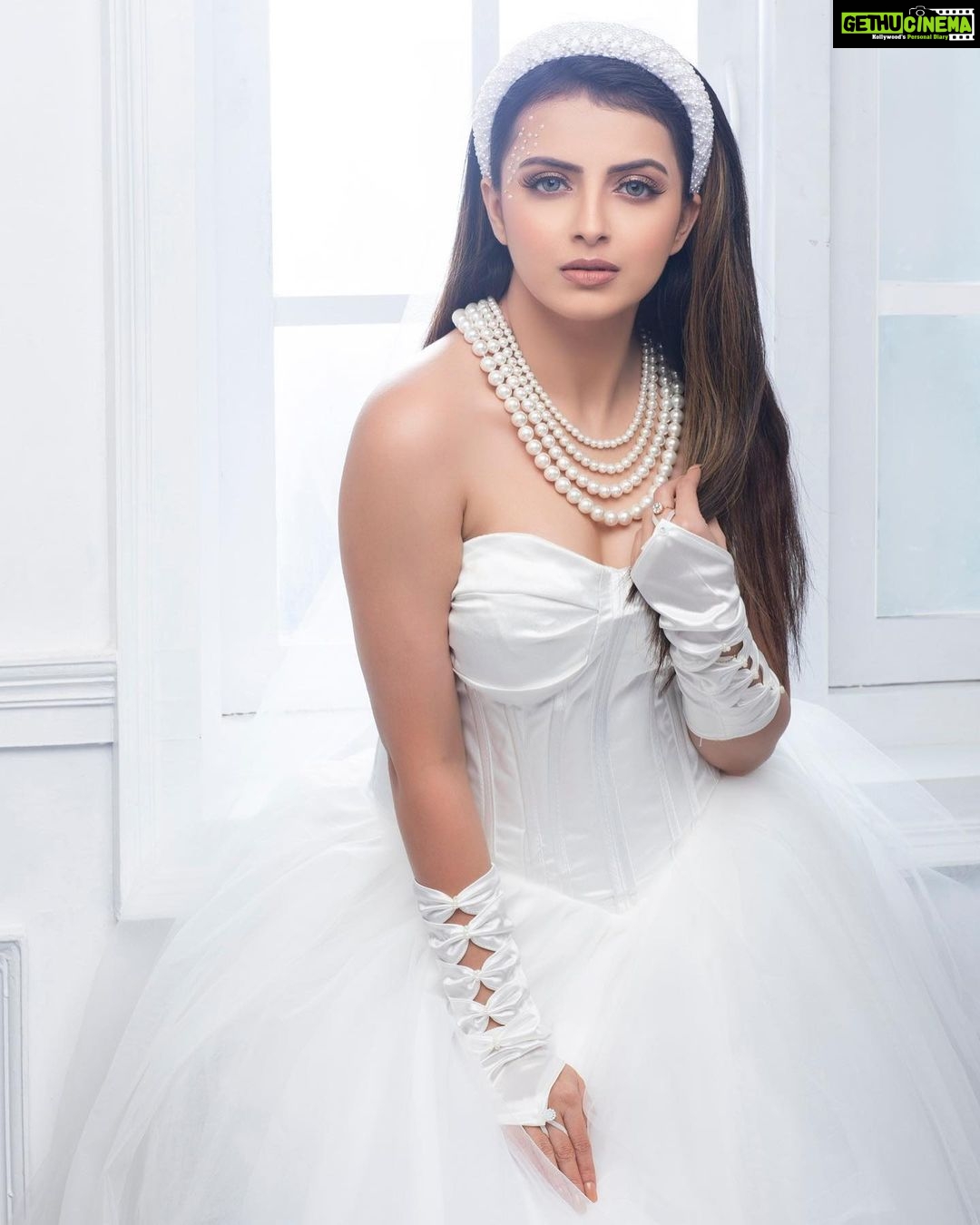 Shrenu Parikh Instagram - In Frame:- The Beautiful @shrenuparikhofficial 🤍🤍🤍 . Shoot Concept:- @nehaadhvikmahajan @bridalsbynam . 💄MUA , Hair & Styling :- @nehaadhvikmahajan . MakeUp :- @myglamm . 📸:- @luvisrrani . Head Gear & Accessories:- @sonisapphire . 👗Outfit:- @pankh_studio . 💍Jewellery:- @anaash.in . #shrenuparikh #shrenuparikhofficial #makeup #ootd #nehaadhvikmahajan #makeupbyme💄 #nammakeovers #bride #to #be #bridal #look #bridalmakeupartist #destinationweddingmakeupartist #weddingmakeup #hair #hairstyling #nammakeovers #bollywood #television #makeupartist #mumbai #traveller #all #over #the #globe #bridesma