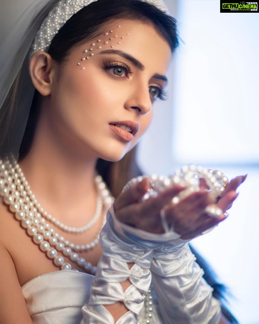 Shrenu Parikh Instagram - Presenting, My 3rd Celebrity Guest Of “MAGICAL MAKEOVERS” @sbsabpnews on The Very Beautiful:- @shrenuparikhofficial . Shoot Concept:- @nehaadhvikmahajan @bridalsbynam . 💄MUA , Hair & Styling :- @nehaadhvikmahajan . MakeUp :- @myglamm . 📸:- @luvisrrani . 👗Outfit:- @pankh_studio . Head Gear & Accesories :- @sonisapphire . 💍Jewellery:- @anaash.in . #shrenuparikh #shrenuparikhofficial #makeup #ootd #nehaadhvikmahajan #makeupbyme💄 #nammakeovers #bride #to #be #bridal #look #bridalmakeupartist #destinationweddingmakeupartist #weddingmakeup #hair #hairstyling #nammakeovers #bollywood #television #makeupartist #mumbai #traveller #all #over #the #globe #bridesma