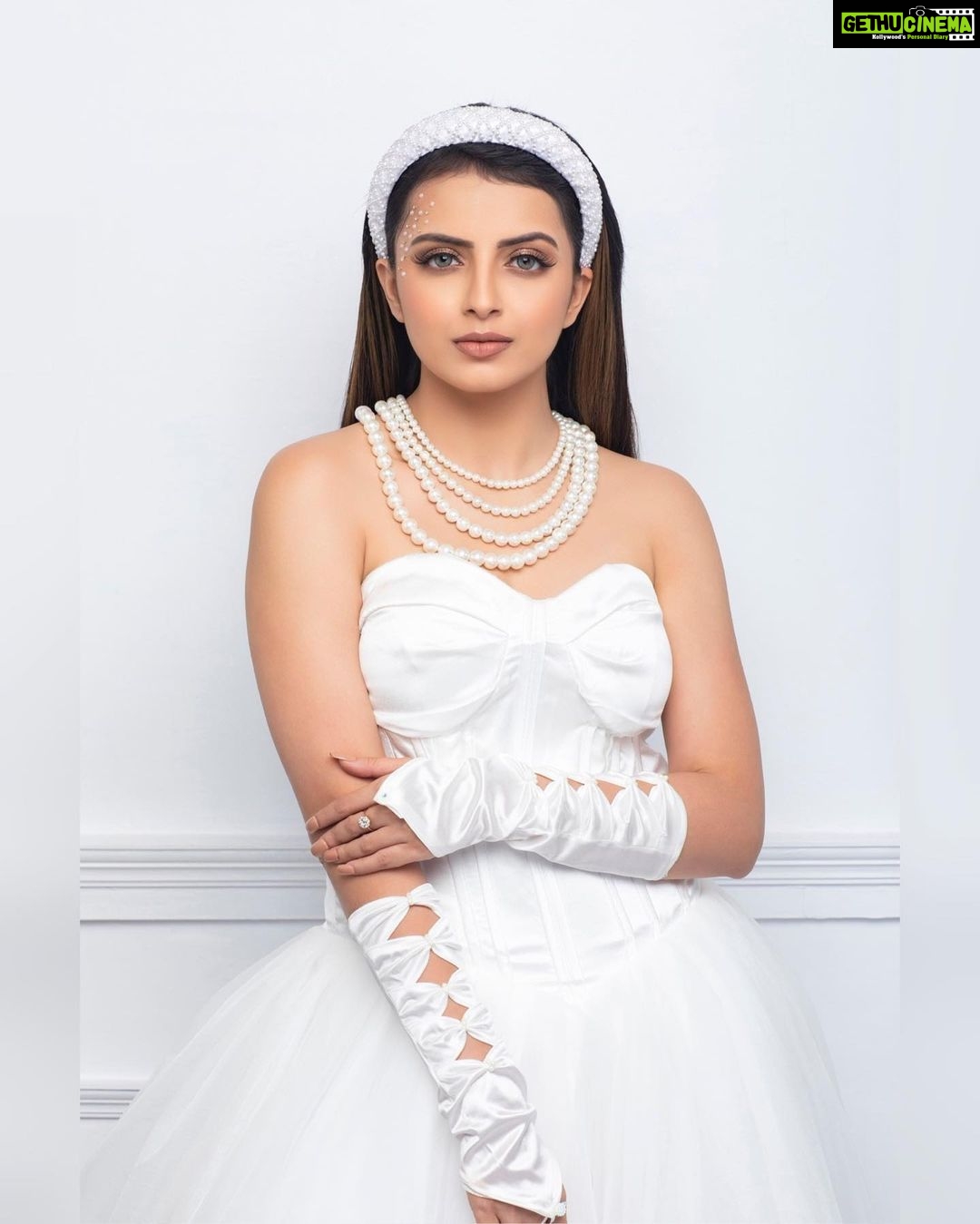 Shrenu Parikh Instagram - Presenting, My 3rd Celebrity Guest Of “MAGICAL MAKEOVERS” @sbsabpnews on The Very Beautiful:- @shrenuparikhofficial . Shoot Concept:- @nehaadhvikmahajan @bridalsbynam . 💄MUA , Hair & Styling :- @nehaadhvikmahajan . MakeUp :- @myglamm . 📸:- @luvisrrani . 👗Outfit:- @pankh_studio . Head Gear & Accesories :- @sonisapphire . 💍Jewellery:- @anaash.in . #shrenuparikh #shrenuparikhofficial #makeup #ootd #nehaadhvikmahajan #makeupbyme💄 #nammakeovers #bride #to #be #bridal #look #bridalmakeupartist #destinationweddingmakeupartist #weddingmakeup #hair #hairstyling #nammakeovers #bollywood #television #makeupartist #mumbai #traveller #all #over #the #globe #bridesma