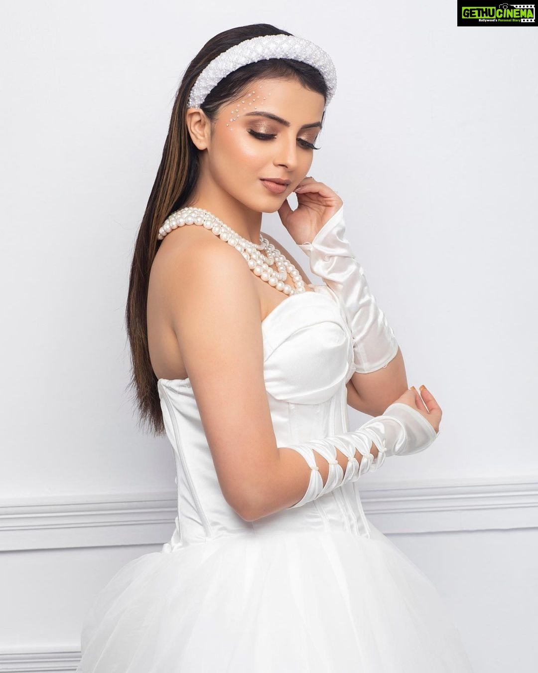 Shrenu Parikh Instagram - Presenting, My 3rd Celebrity Guest Of “MAGICAL MAKEOVERS” @sbsabpnews on The Very Beautiful:- @shrenuparikhofficial . Shoot Concept:- @nehaadhvikmahajan @bridalsbynam . 💄MUA , Hair & Styling :- @nehaadhvikmahajan . MakeUp :- @myglamm . 📸:- @luvisrrani . 👗Outfit:- @pankh_studio . Head Gear & Accesories :- @sonisapphire . 💍Jewellery:- @anaash.in . #shrenuparikh #shrenuparikhofficial #makeup #ootd #nehaadhvikmahajan #makeupbyme💄 #nammakeovers #bride #to #be #bridal #look #bridalmakeupartist #destinationweddingmakeupartist #weddingmakeup #hair #hairstyling #nammakeovers #bollywood #television #makeupartist #mumbai #traveller #all #over #the #globe #bridesma