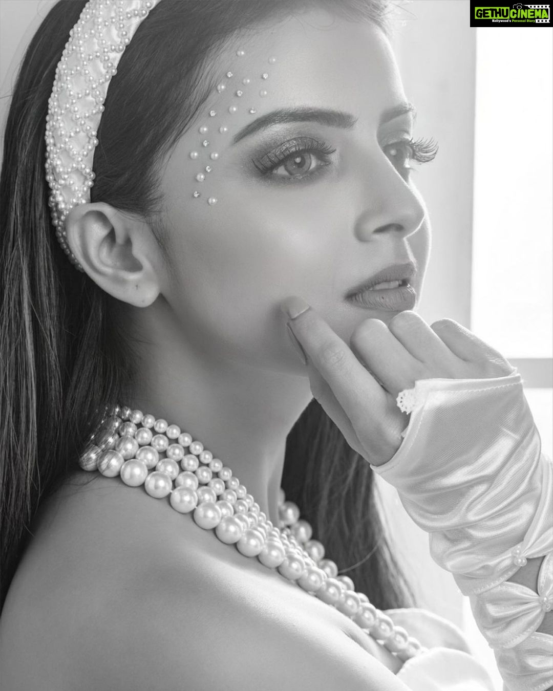 Shrenu Parikh Instagram - Presenting, My 3rd Celebrity Guest Of “MAGICAL MAKEOVERS” @sbsabpnews on The Very Beautiful:- @shrenuparikhofficial . Shoot Concept:- @nehaadhvikmahajan @bridalsbynam . 💄MUA , Hair & Styling :- @nehaadhvikmahajan . MakeUp :- @myglamm . 📸:- @luvisrrani . 👗Outfit:- @pankh_studio . Head Gear & Accesories :- @sonisapphire . 💍Jewellery:- @anaash.in . #shrenuparikh #shrenuparikhofficial #makeup #ootd #nehaadhvikmahajan #makeupbyme💄 #nammakeovers #bride #to #be #bridal #look #bridalmakeupartist #destinationweddingmakeupartist #weddingmakeup #hair #hairstyling #nammakeovers #bollywood #television #makeupartist #mumbai #traveller #all #over #the #globe #bridesma