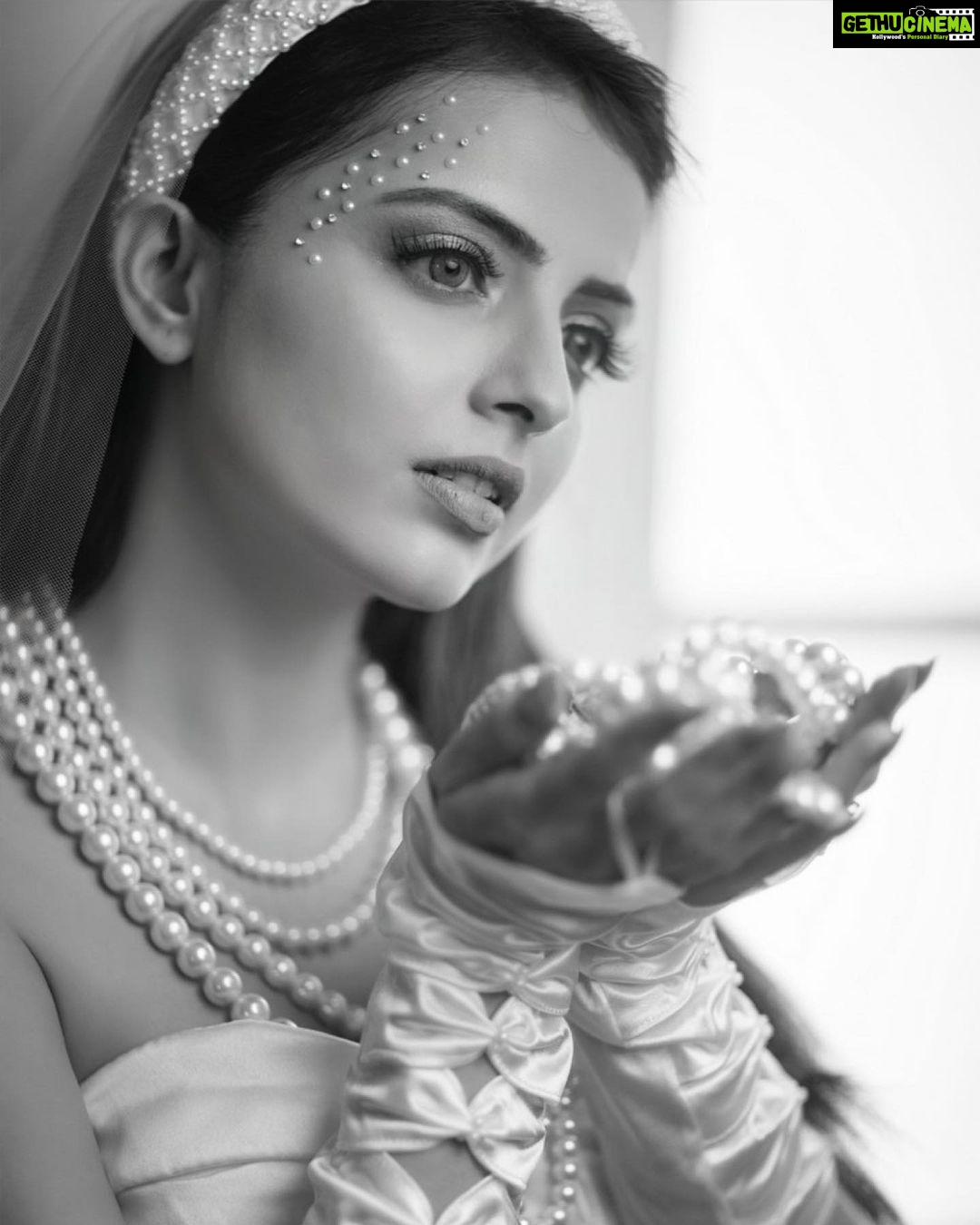 Shrenu Parikh Instagram - Presenting, My 3rd Celebrity Guest Of “MAGICAL MAKEOVERS” @sbsabpnews on The Very Beautiful:- @shrenuparikhofficial . Shoot Concept:- @nehaadhvikmahajan @bridalsbynam . 💄MUA , Hair & Styling :- @nehaadhvikmahajan . MakeUp :- @myglamm . 📸:- @luvisrrani . 👗Outfit:- @pankh_studio . Head Gear & Accesories :- @sonisapphire . 💍Jewellery:- @anaash.in . #shrenuparikh #shrenuparikhofficial #makeup #ootd #nehaadhvikmahajan #makeupbyme💄 #nammakeovers #bride #to #be #bridal #look #bridalmakeupartist #destinationweddingmakeupartist #weddingmakeup #hair #hairstyling #nammakeovers #bollywood #television #makeupartist #mumbai #traveller #all #over #the #globe #bridesma