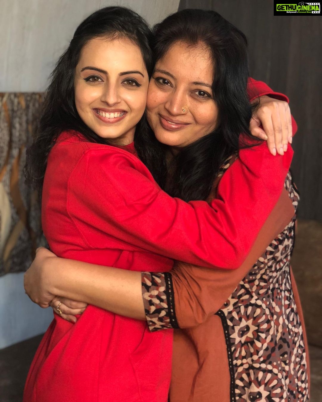 Shrenu Parikh Instagram - Happy Mother’s Day to all the mothers! . Kuch bhi likhungi kam padega… ek saal mein ek din Maa ke naam likhna mushkil hai! . But whatever I’m going to write every child will relate because all the mothers are the same… they have the same genes… they’re full of Love, selflessness and faith that can move mountains! . Duniya vishwas karein na karein she knows what you can do and that belief makes you reach all the heights… it’s not luck it’s her blessings! . We don’t thank her enough… Cz she doesn’t expect… but cries everytime you express your love! . Unki life mein kabhi bhi “busy hoon” hota hi nahi… she’s always available for me phir woh Maid se baat karna hi kyun na ho… . Kabhi kabhi bina kuch kahe hi she calls to ask if I’m okay… unhe kaise pata chal jaata hai sab!? I always wonder! . Life mein kabhi make-up nahi kiya , kabhi bhi 10 min se zyada nahi lagte ready hone mein… but have spent hours n hours in dolling me up and clicking selfies that I eventually reject🙈 . When I fall sick she pampers me so much… but I don’t remember even once she said “I’m not feeling well…” till date even when we know she’s sick… must’ve slept through so many feverish nights only to wake up next day and work tirelessly! . Khana kya khana hai… humne kabhi poocha unse?? . These small small things we don’t even think about it… but it’s a MOTHER’s unconditional love that makes her a mother! . Here’s to all the beautiful mothers… Thankyou for being you! ❤️ . #mothersday