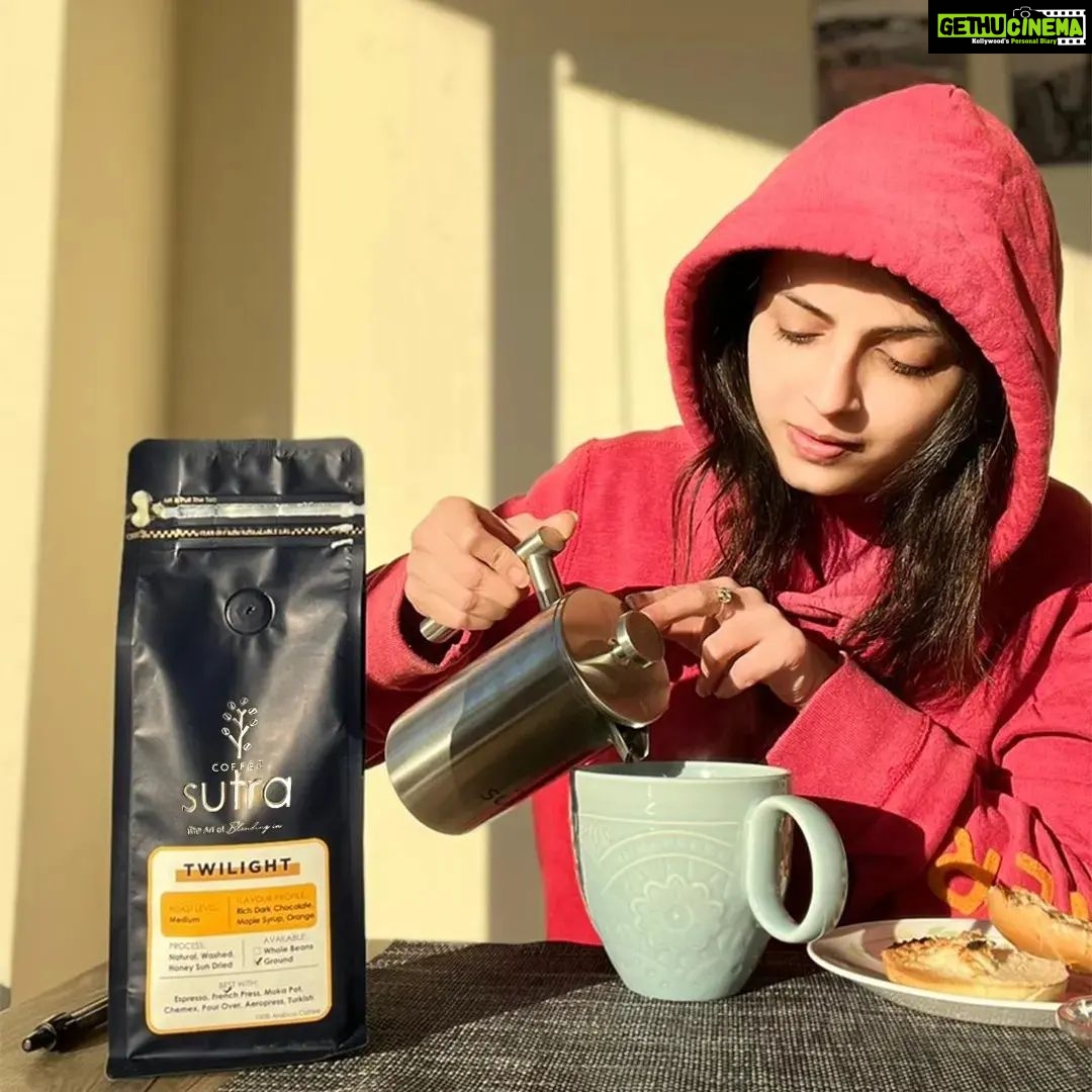 Shrenu Parikh Instagram - The super talented and celebrated actress @shrenuparikhofficial relishing her fave brew: Twilight from Coffee Sutra!⨠The star is best known for her role in a famous romantic dramas including Iss Pyaar Ko Kya Naam Doon, Ek Baar Phir and Ishqbaaz. We love how she is sipping some aroma and enjoying her breakfast.𤩠Join #coffeesutratribe and continue to grow and glow.š . . . . . #coffeesutra #shrenuparikh #shrenuparikhofficial #coffeeonline #coffeeshop #coffee #coffeeholic #shrenu #shrenuparikhoffical #isspyaarkokyanaamdoon #ishqbaaz