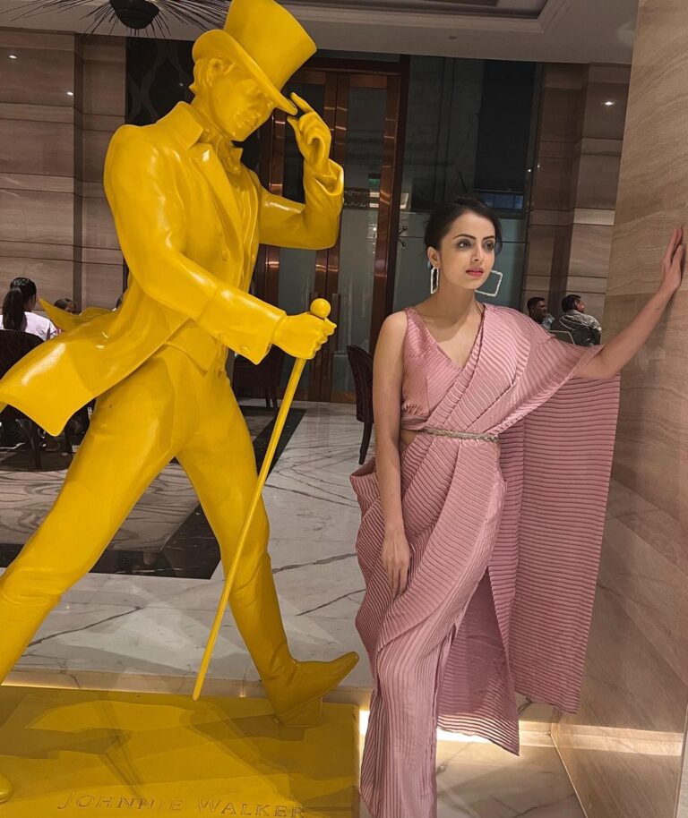 Shrenu Parikh Instagram - T.G.I.F . Outfit : @swtantraofficial Styling : @therealmadrasi Executed & Managed by : @publiquedom @ritu_m09 . #delhi #events #dressingup #sareelove #fusion #rufflesaree #makeup #hairdo #style #nightlife #photography #celebrity #fashionstyle