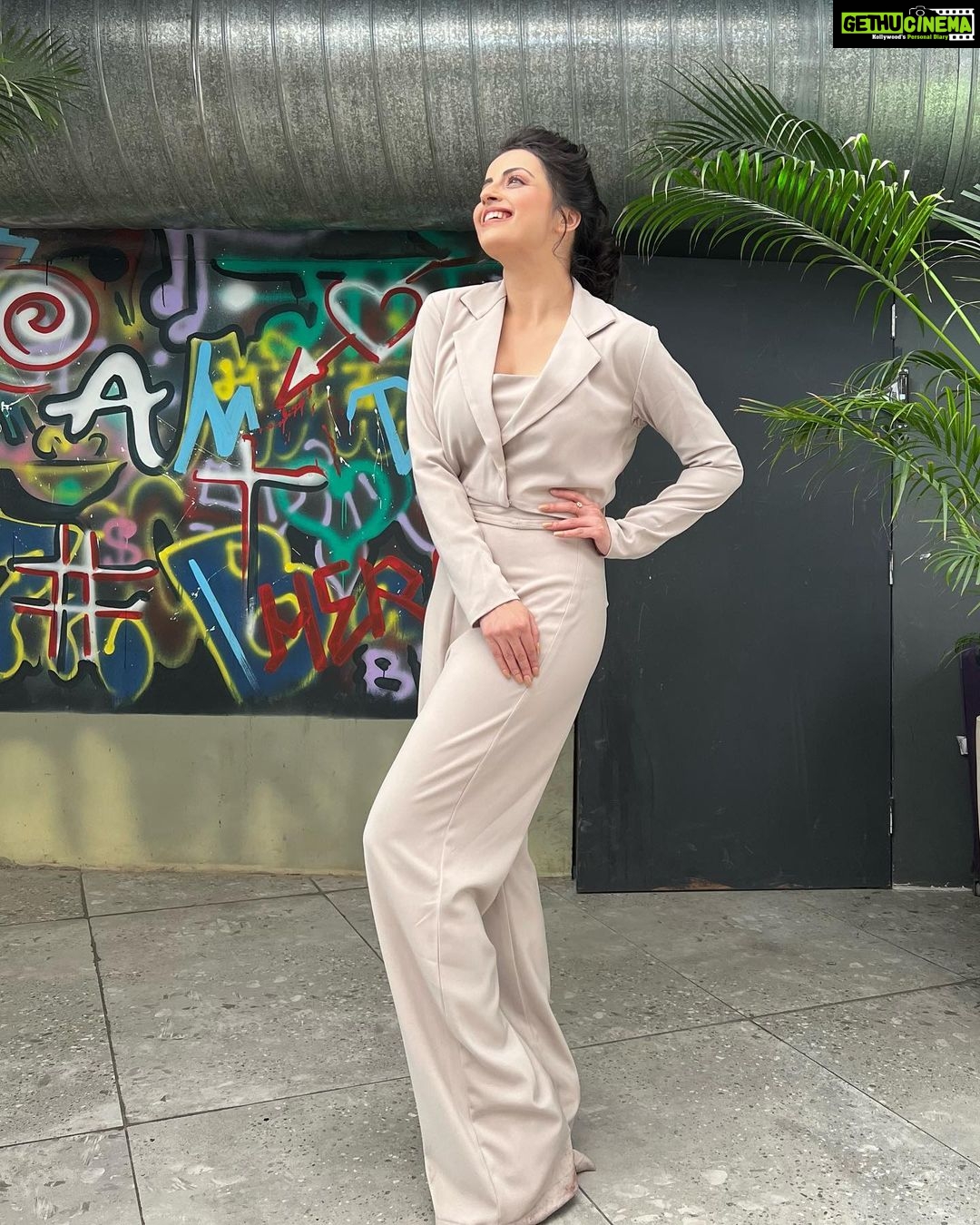 Shrenu Parikh Instagram - Love every bit of POWER DRESSING! . Make-up hair by @divasbydivya . . Styling : @style_deintrepide Assistant: @therealmadrasi Outfit: @bloombypriyanka Artist reputation : @publiquedom Mumbai, Maharashtra