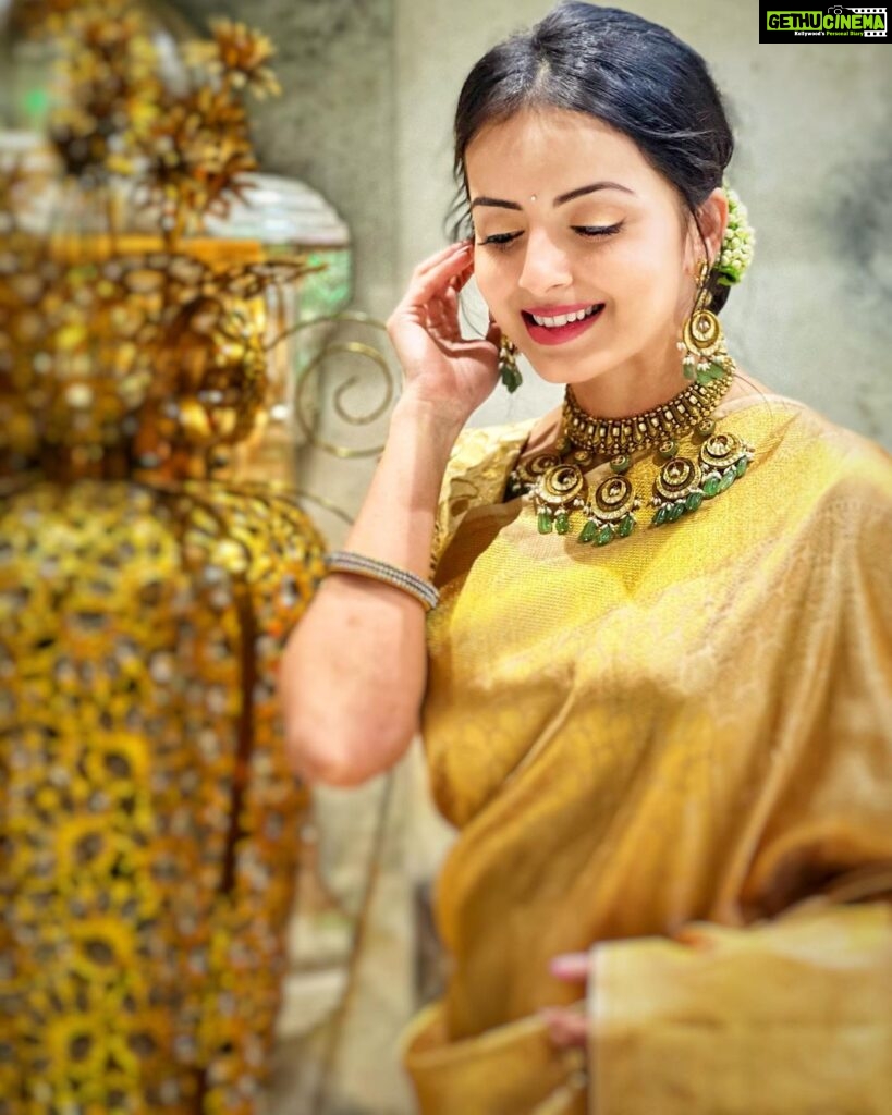 Shrenu Parikh Instagram - All that glitters isn’t GOLD always, it’s actually a Good Heart and a Smile! . STYLED BY @nehaadhvikmahajan . Saree by @kankatala_ . Jewellery by @pooja_diamond Mumbai, Maharashtra