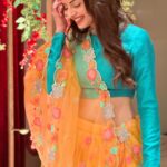 Shrenu Parikh Instagram - Mango delight anyone!? . Lehenga by @sugankesar . #trendingreels #shadi #kapilgetsmansified #friends #bridesmaids #sangeet #cocktails