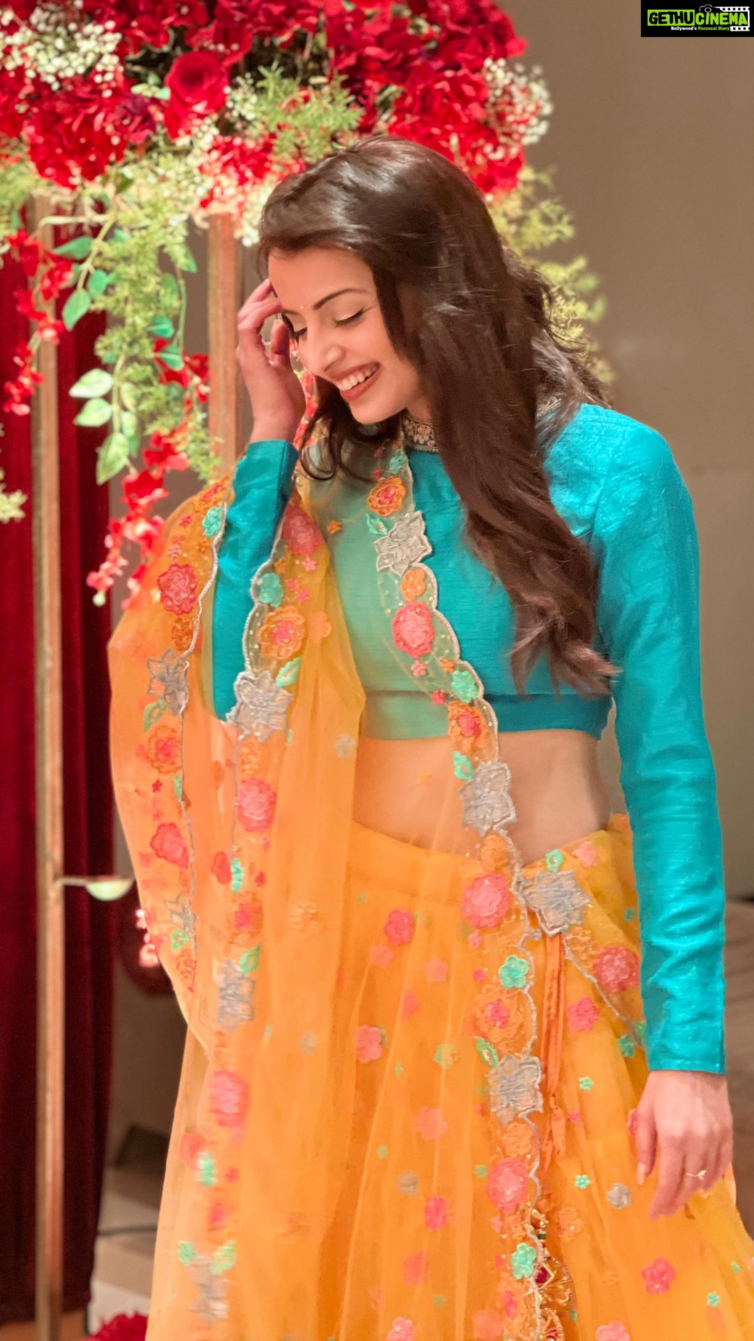 Shrenu Parikh Instagram - Mango delight anyone!? . Lehenga by @sugankesar . #trendingreels #shadi #kapilgetsmansified #friends #bridesmaids #sangeet #cocktails