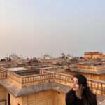 Shrenu Parikh Instagram - Soaking in Jaipur’s glory , all touristy, chilling with @shubhamparikhh . PS it’s throwback pictures guys… before the waves of reality hit us! . #jaipur #throwback #travelling #siblings #nomakeup #nofilterneeded #sunsets_captures