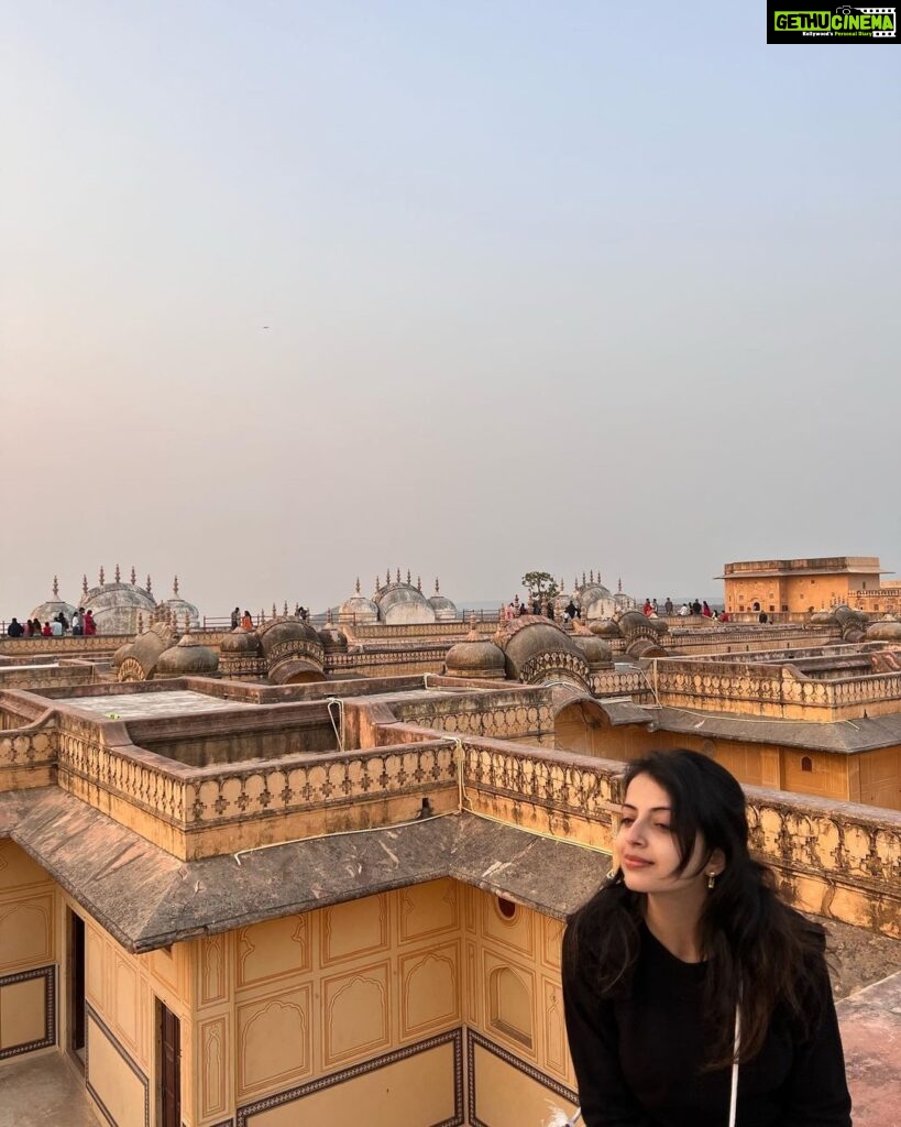 Shrenu Parikh Instagram - Soaking in Jaipur’s glory , all touristy, chilling with @shubhamparikhh . PS it’s throwback pictures guys… before the waves of reality hit us! . #jaipur #throwback #travelling #siblings #nomakeup #nofilterneeded #sunsets_captures