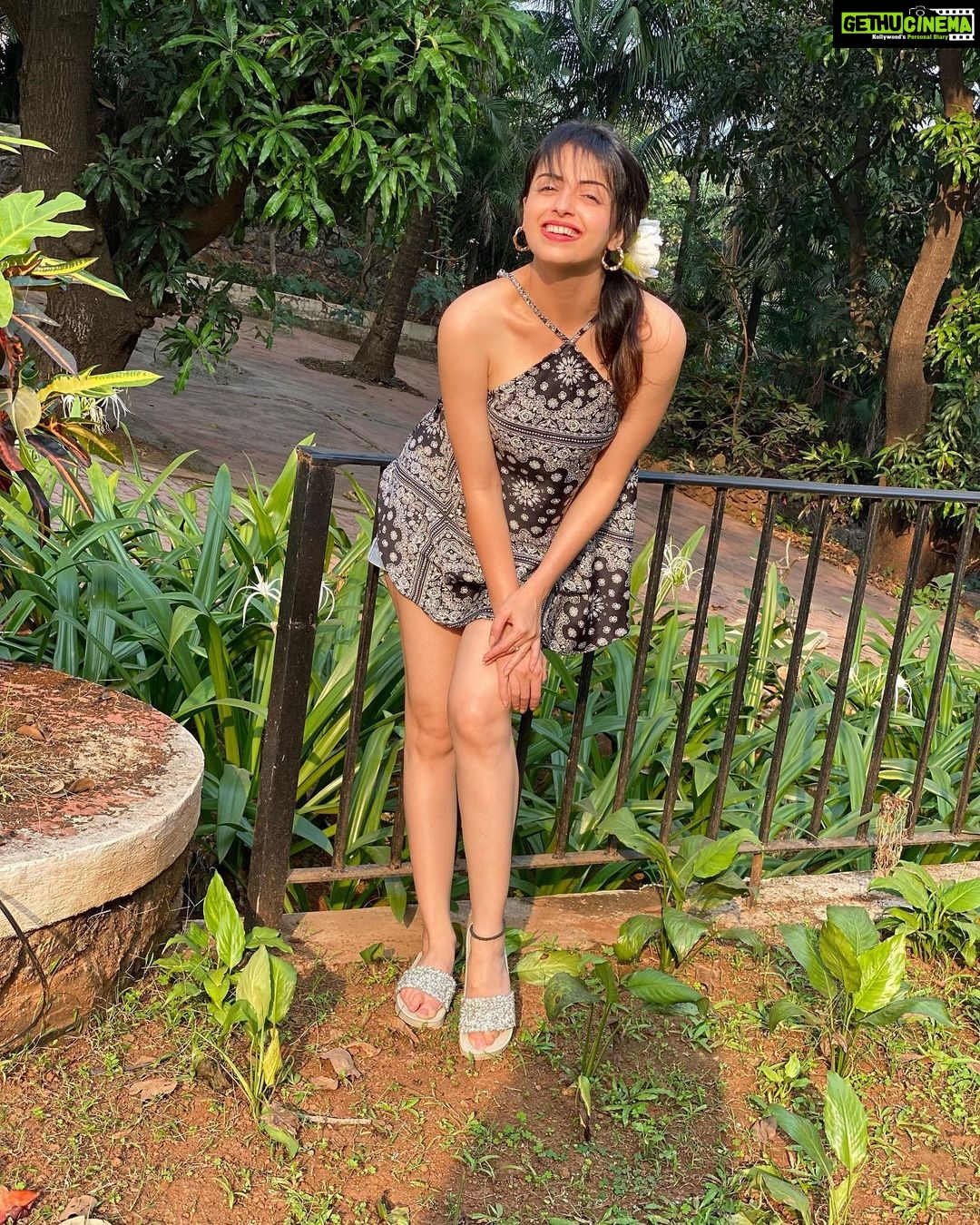 Shrenu Parikh Instagram - Hello sunshine! #Bridesmaid on DUTY . #hawaii #theme #bachelerotteparty #friendshipgoals #bride #squad