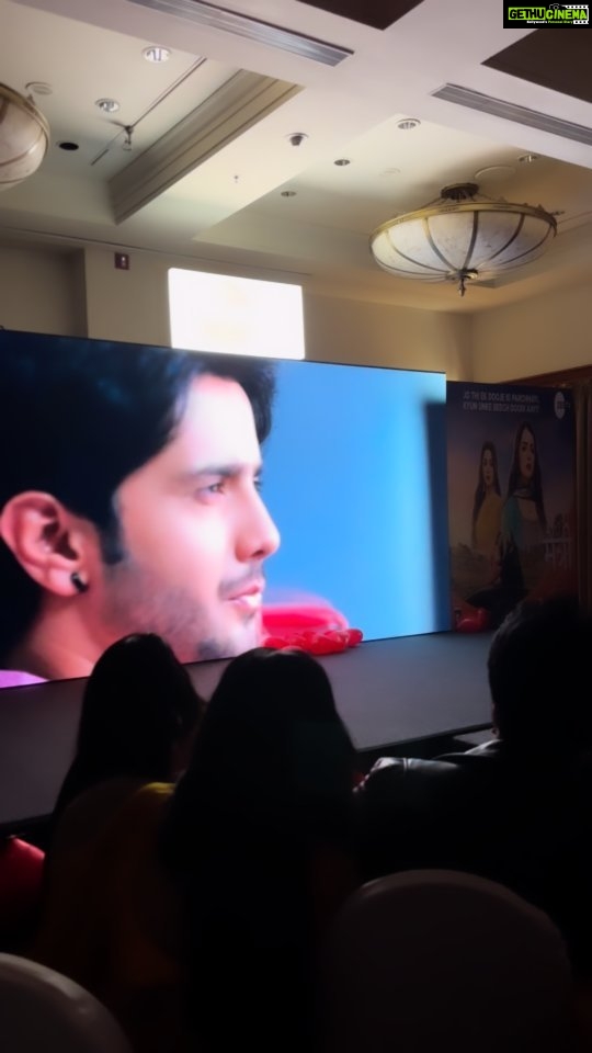 Shrenu Parikh Instagram - Press con day 🕺 Beautiful Team #maitree ♥️🕺 7th Feb Mon-Sun 7pm only on Zee 📺 @sudhirpix @amitmalik7726 @jitendra.guptaofficial @cma.sees @djaay_m @harkiran_kaur7 @tanejanamish @shrenuparikhofficial @chaudharybhaweeka @zeetv Video credits - @shadank_photography ♥️ JW Marriot