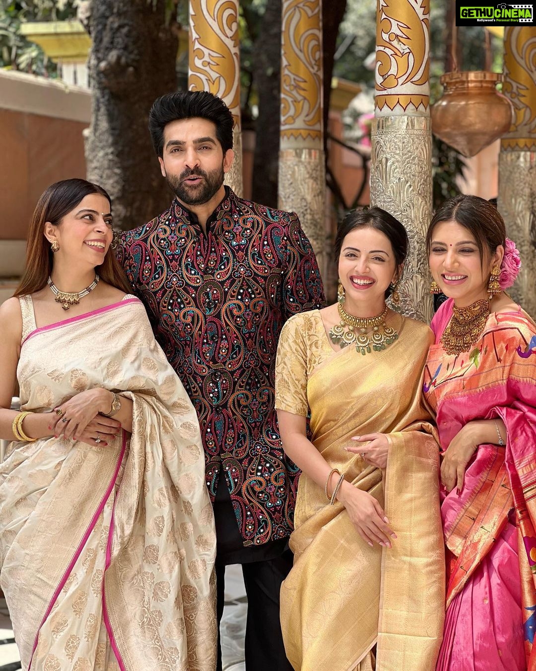Shrenu Parikh Instagram - Sohne doston naal sohni photos…! 🤩 . @adhvik_official @nehaadhvikmahajan @aryadivya