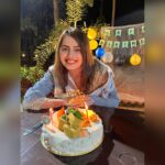 Shrenu Parikh Instagram - The cutest Cake I’ve ever seen… Dhokla, samosa , kachori sab ne kaafi relish kiye… . @dearmansi late aayi Cz she had to pick the cake… must tell u it was worth the wait! . You saw the art… the artist is @thebakeroommumbai 💕💕💕