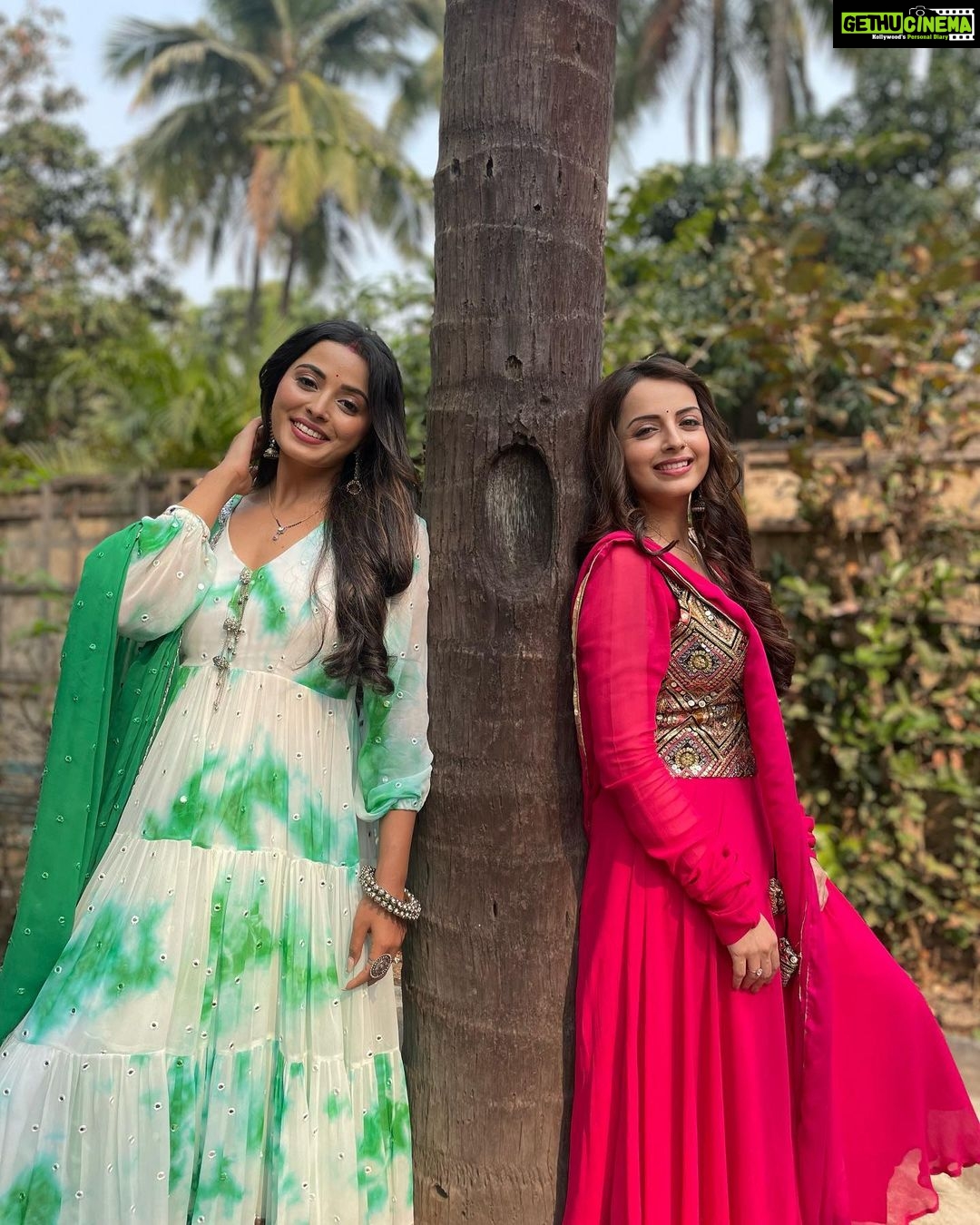Shrenu Parikh Instagram - Friends with no benefits 🤣 . Woh mera dimag kharch karti hai main uska! . Tag ur mad friends too! . I nominate @chaudharybhaweeka in the race for bringing out the madness in me!