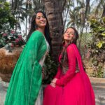 Shrenu Parikh Instagram - Friends with no benefits 🤣 . Woh mera dimag kharch karti hai main uska! . Tag ur mad friends too! . I nominate @chaudharybhaweeka in the race for bringing out the madness in me!