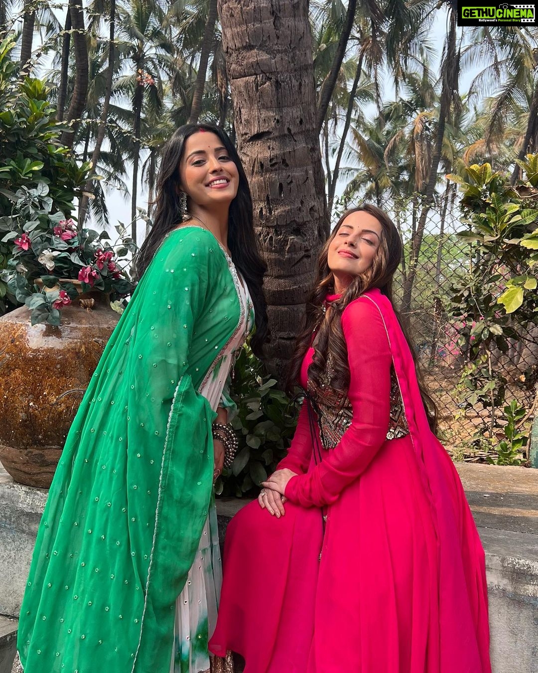 Shrenu Parikh Instagram - Friends with no benefits 🤣 . Woh mera dimag kharch karti hai main uska! . Tag ur mad friends too! . I nominate @chaudharybhaweeka in the race for bringing out the madness in me!