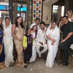 Shrenu Parikh Instagram - Safedi ki chamkaar!!! . We are all set to feature in some detergent ad! . @tanejanamish @ananyakhare1 @a_kapoor10 @smita.gupta_ @vorapratishofficial @vijaylaxmisingh27 baakiyo Ke tags pata karti hoon😅 . @amitmalik7726 sir (capt of the ship) #maitree @zeetv @sunshineproductionsofficial