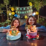 Shrenu Parikh Instagram - The cutest Cake I’ve ever seen… Dhokla, samosa , kachori sab ne kaafi relish kiye… . @dearmansi late aayi Cz she had to pick the cake… must tell u it was worth the wait! . You saw the art… the artist is @thebakeroommumbai 💕💕💕