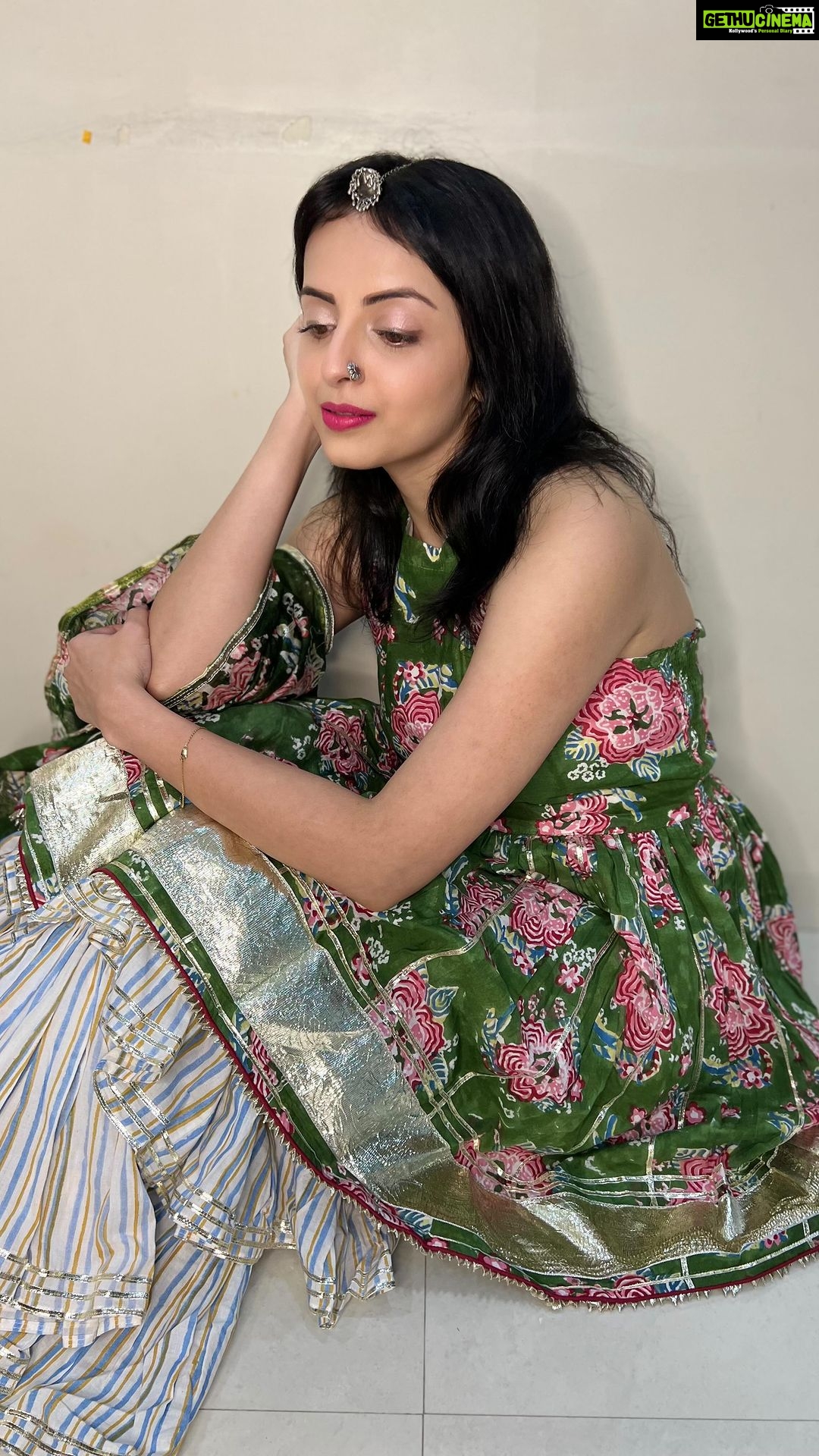 Shrenu Parikh Instagram - 🪷🪷🪷 . Outfit @aachho PR @dinky_nirh