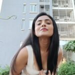 Shritama Mukherjee Instagram - Dancing into the weekend like💃 (and also coz it's trending 👻)... What are your weekend plans??? Tell me tell me! #friyay #weekendvibes #igtrends #instareel #dance #movement #fun