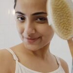 Shritama Mukherjee Instagram - Yes, that's my experience with dry brushing. Tap the link in my bio to read the full story✨ @thegreenmavenn Happy Weekend!🥂
