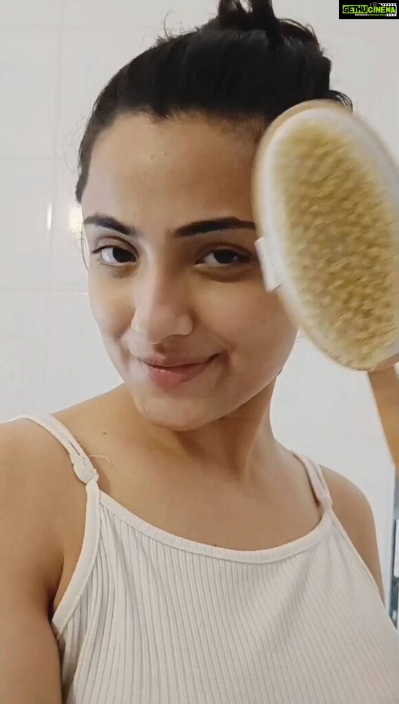 Shritama Mukherjee Instagram - Yes, that's my experience with dry brushing. Tap the link in my bio to read the full story✨ @thegreenmavenn Happy Weekend!🥂