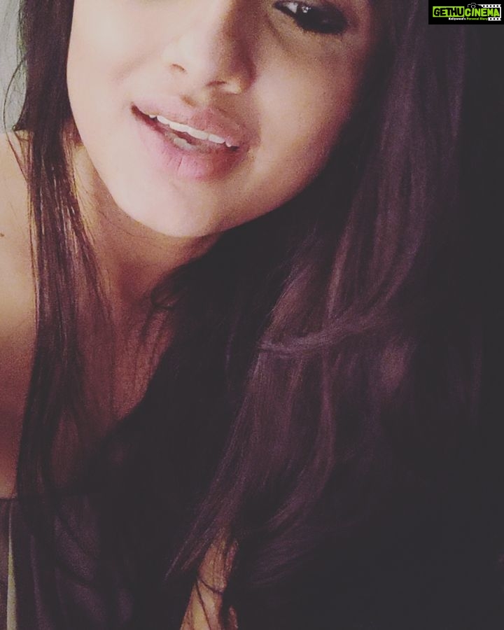 Shritama Mukherjee Instagram - Akele hain toh kya gum hai 🎶 Rate this song on a scale of 1-10 in the comments below. I'm waiting 😬 #eveningvibes #mood😍