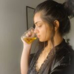 Shritama Mukherjee Instagram - Doing my Cumin (Jeera) Water! Ready to kickstart my Sunday morning. Are you? #sundaymorning #beautywater #morningroutine #wellnesslifestyle #healthyskin #cleaeating #greenliving #nontoxiclife #superseeds #livingnaturally #quarantinelife