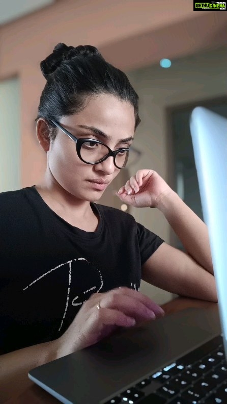 Shritama Mukherjee Instagram - WFH CAN BE STRESSFUL 🤯 especially when your work requires sitting infront of the digital screens for long hours. The result can be anything from back, neck and shoulder pains, headache, eyestrain and overuse injuries of the arms and hands. In this video, I have shared some of my favourite and easy stretches that can be practiced anytime of the day especially when you're sitting down for too long to keep your neck, shoulder and back healthy and stress-free. Try them out! They really help. #healthylifestyle #back #neck #shoulder #exercises #stretching #techneck #stressrelease #health #wellness #holisticliving