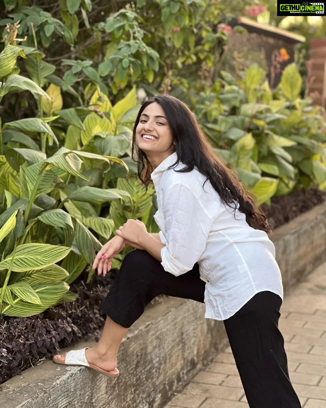 Shritama Mukherjee Instagram - Unfiltered, unedited, casual, comfortable, raw, mindful, conscious, natural - everything I want my 2023 to be. š Shirt by @blabelindia #happynewyear #newyearvibes #holidaymodeon #gratitude #love #peace Mumbai, Maharashtra