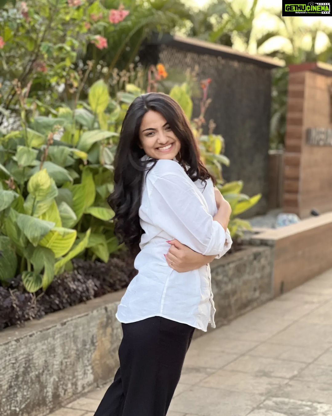 Shritama Mukherjee Instagram - Unfiltered, unedited, casual, comfortable, raw, mindful, conscious, natural - everything I want my 2023 to be. š Shirt by @blabelindia #happynewyear #newyearvibes #holidaymodeon #gratitude #love #peace Mumbai, Maharashtra