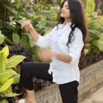 Shritama Mukherjee Instagram - Unfiltered, unedited, casual, comfortable, raw, mindful, conscious, natural - everything I want my 2023 to be. 😇 Shirt by @blabelindia #happynewyear #newyearvibes #holidaymodeon #gratitude #love #peace Mumbai, Maharashtra